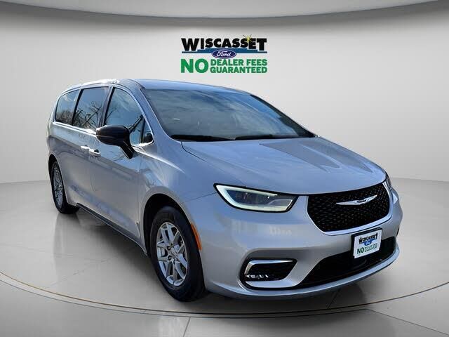 2024 Chrysler Pacifica Touring L — photo 1 of 2