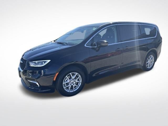 2024 Chrysler Pacifica Touring L — photo 1 of 13