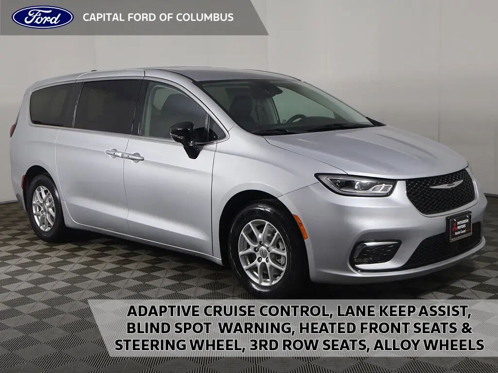 2024 Chrysler Pacifica Touring L — photo 1 of 13