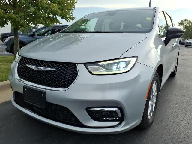 2024 Chrysler Pacifica Touring L — photo 1 of 13
