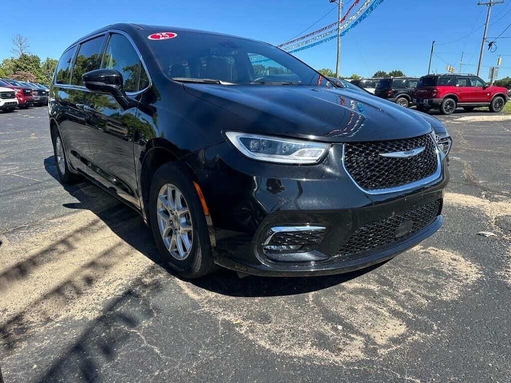 2025 Chrysler Pacifica Select — photo 1 of 1