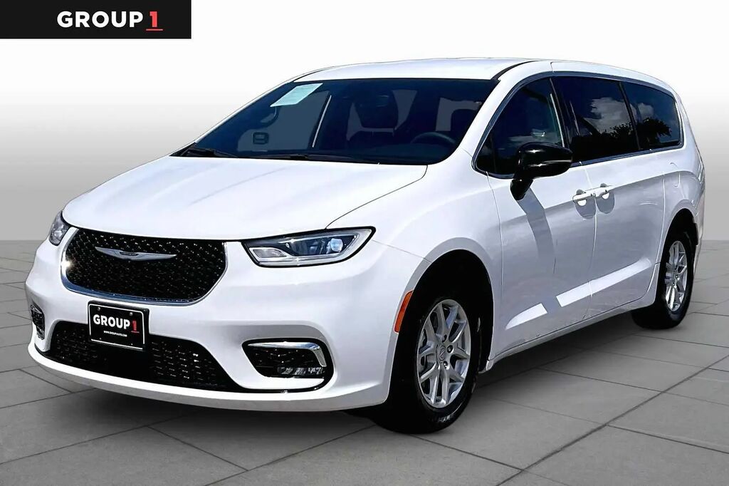 2025 Chrysler Pacifica Select — photo 1 of 12