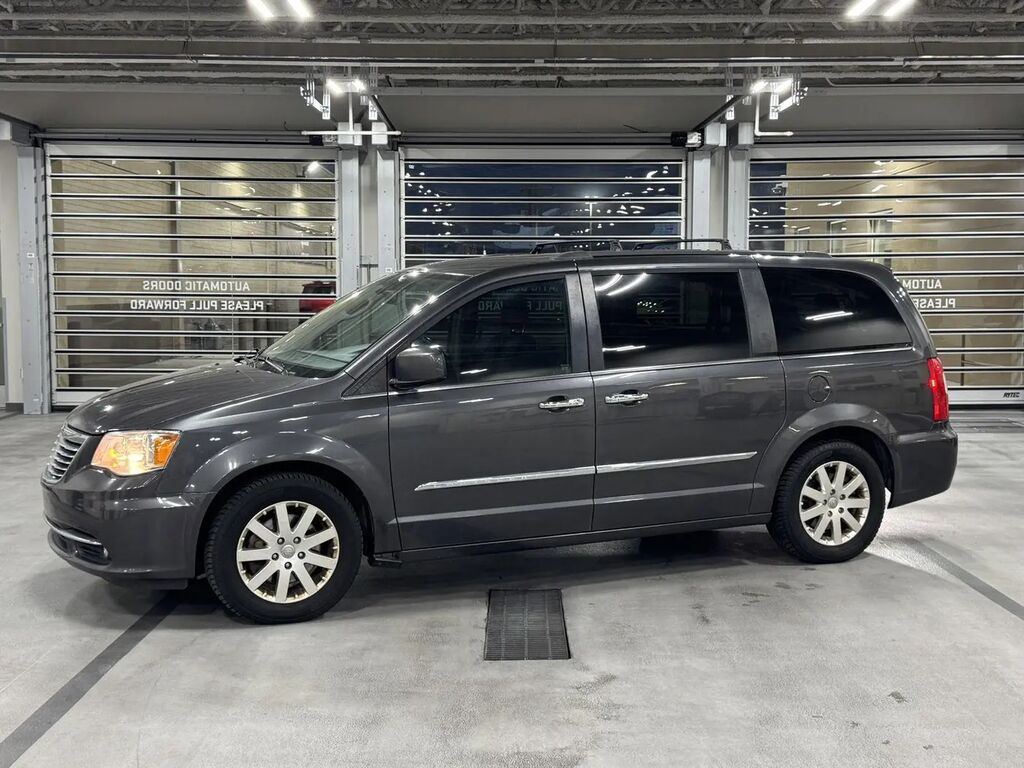 2016 Chrysler Town and Country Touring — photo 1 of 13