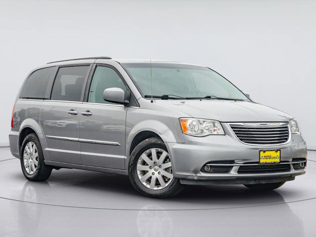 2016 Chrysler Town and Country Touring — photo 1 of 2