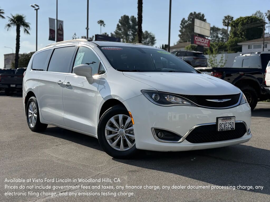 2017 Chrysler Pacifica Touring-L — photo 1 of 26