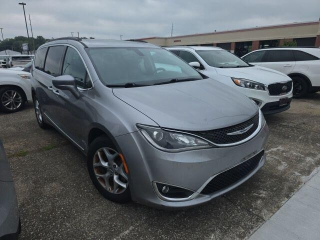2017 Chrysler Pacifica Touring-L — photo 1 of 3
