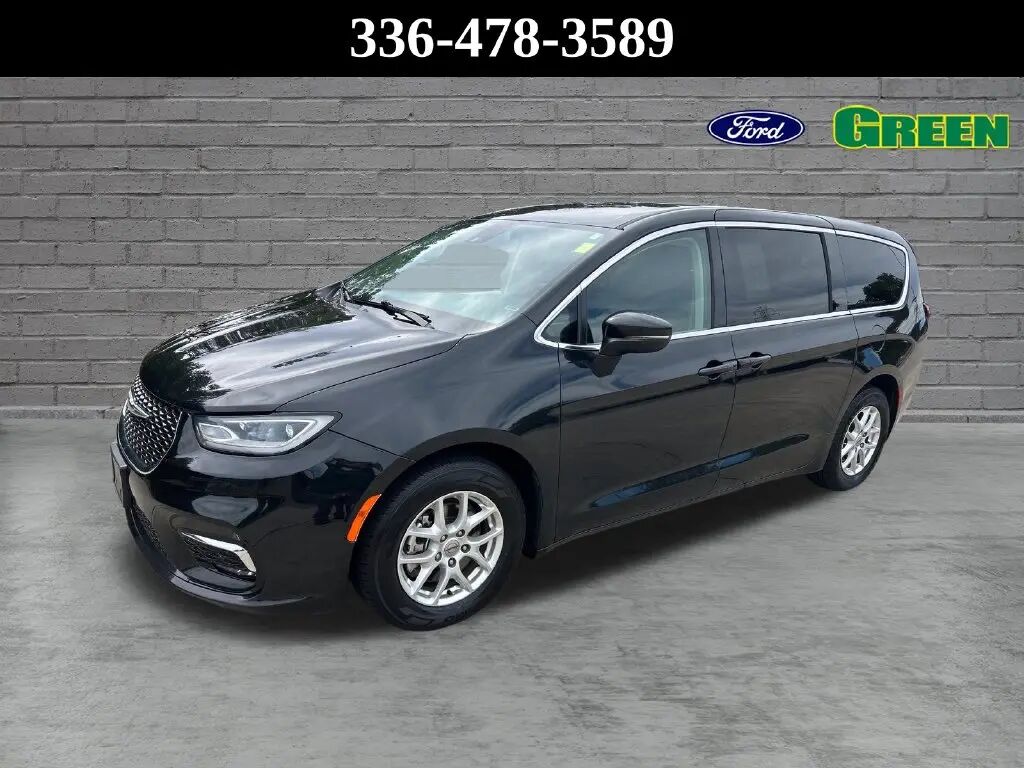 2023 Chrysler Pacifica Touring L — photo 1 of 13