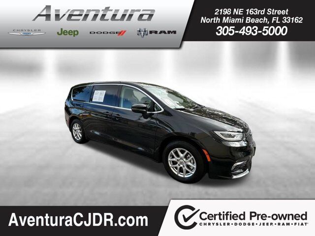 2023 Chrysler Pacifica Touring L — photo 1 of 13