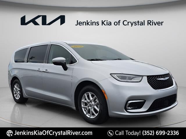 2023 Chrysler Pacifica Touring L — photo 1 of 26