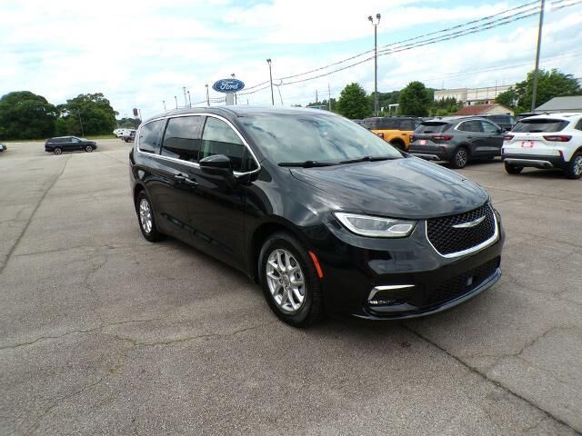2023 Chrysler Pacifica Touring L — photo 1 of 13