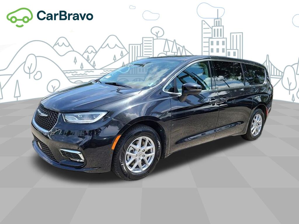 2023 Chrysler Pacifica Touring L — photo 1 of 6