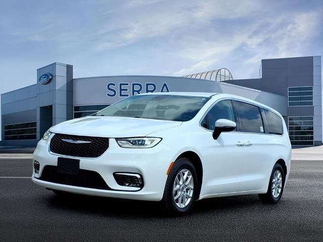 2023 Chrysler Pacifica Touring L — photo 1 of 13