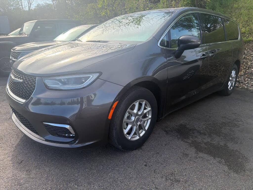 2023 Chrysler Pacifica Touring L — photo 1 of 2