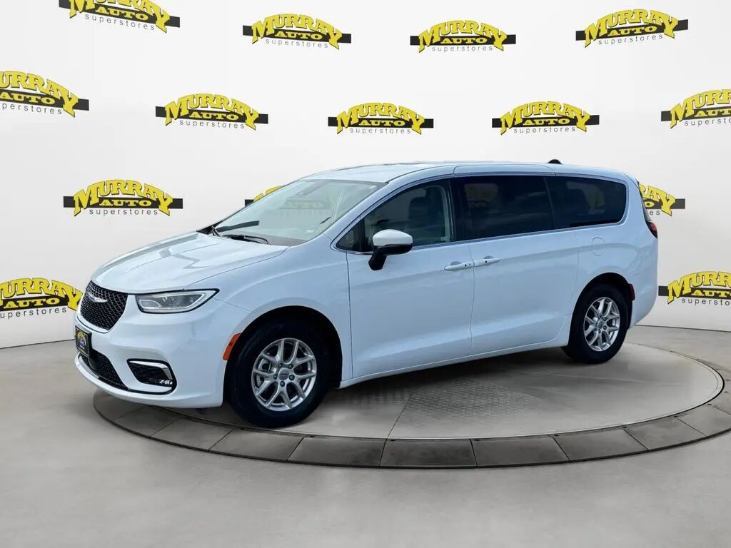 2023 Chrysler Pacifica Touring L — photo 1 of 13