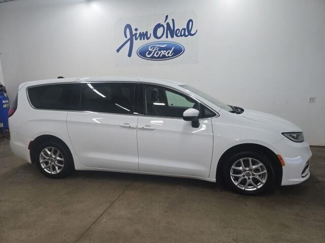 2023 Chrysler Pacifica Touring L — photo 1 of 26