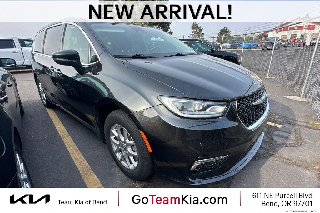 2023 Chrysler Pacifica Touring L — photo 1 of 3