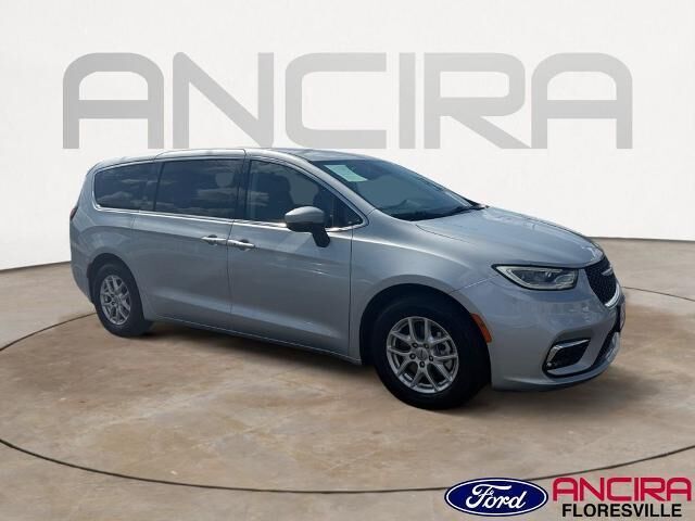 2023 Chrysler Pacifica Touring L — photo 1 of 26