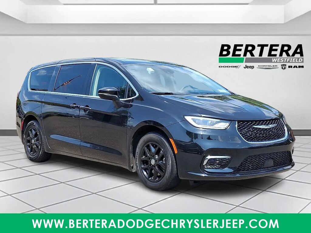 2023 Chrysler Pacifica Touring L — photo 1 of 38