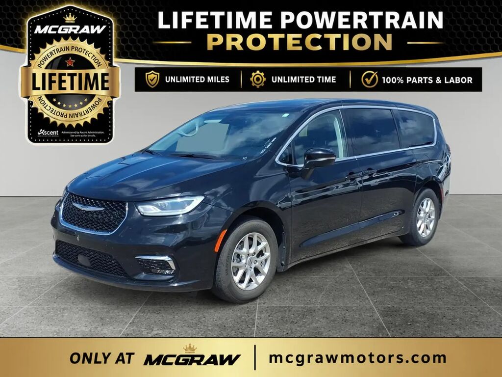 2023 Chrysler Pacifica Touring L — photo 1 of 13