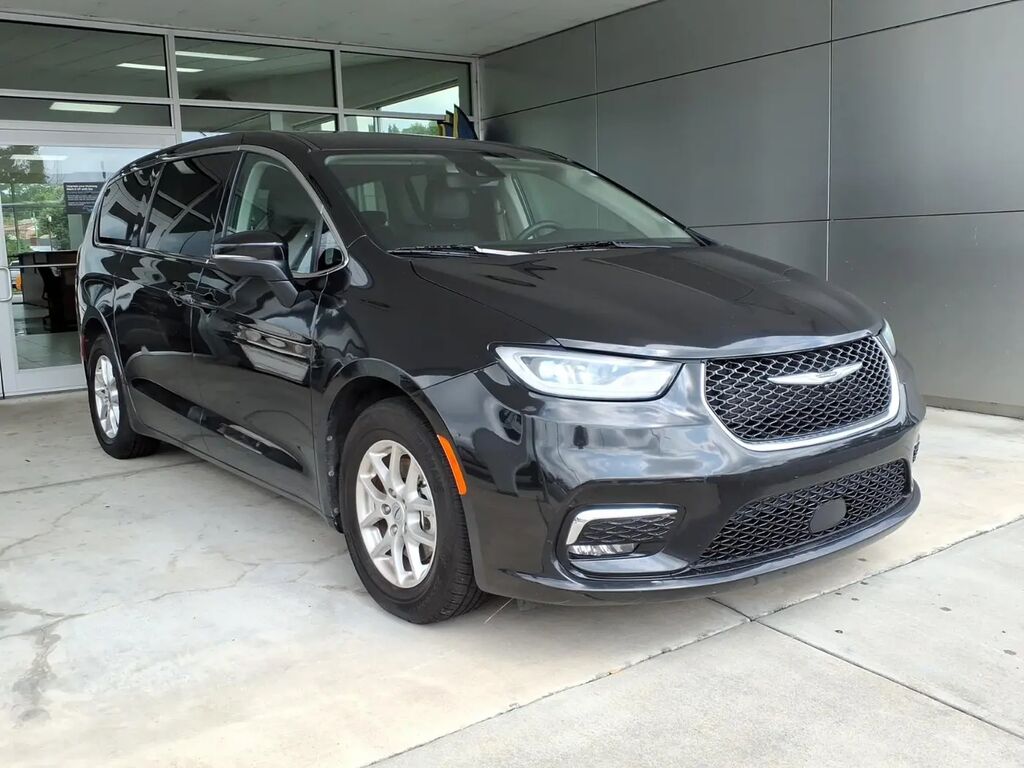 2023 Chrysler Pacifica Touring L — photo 1 of 32