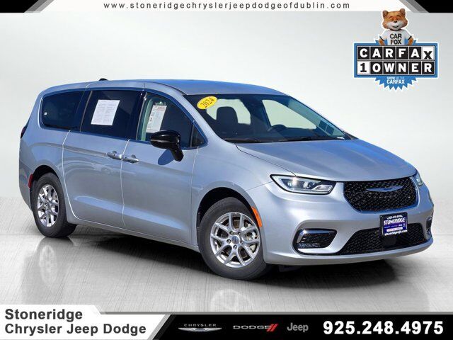 2024 Chrysler Pacifica Touring L — photo 1 of 13