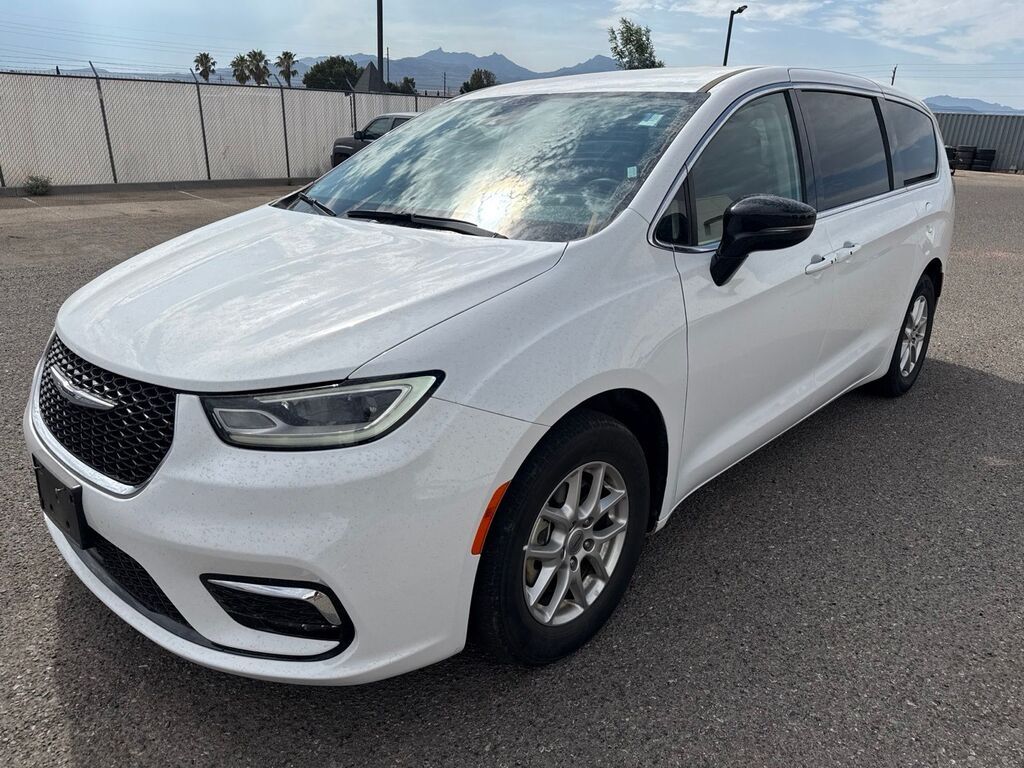 2024 Chrysler Pacifica Touring L — photo 1 of 13