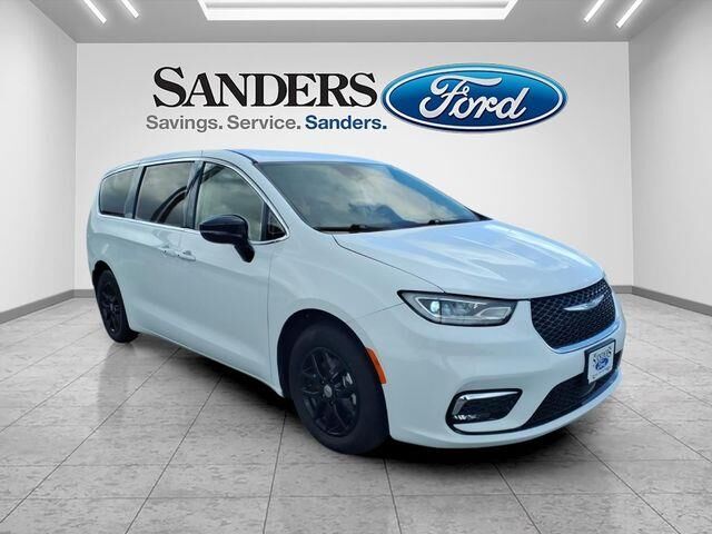 2024 Chrysler Pacifica Touring L — photo 1 of 13