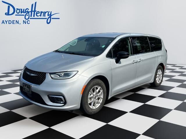 2024 Chrysler Pacifica Touring L — photo 1 of 13