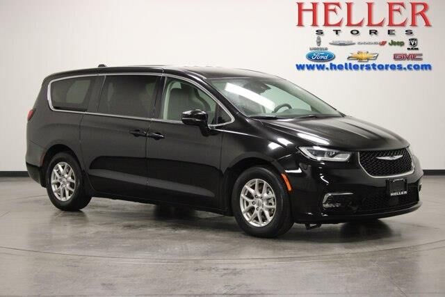 2024 Chrysler Pacifica Touring L — photo 1 of 12