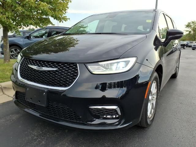 2024 Chrysler Pacifica Touring L — photo 1 of 13