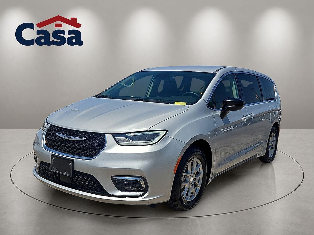 2024 Chrysler Pacifica Touring L — photo 1 of 14