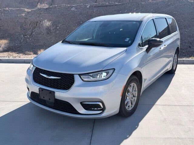 2024 Chrysler Pacifica Touring L — photo 1 of 8