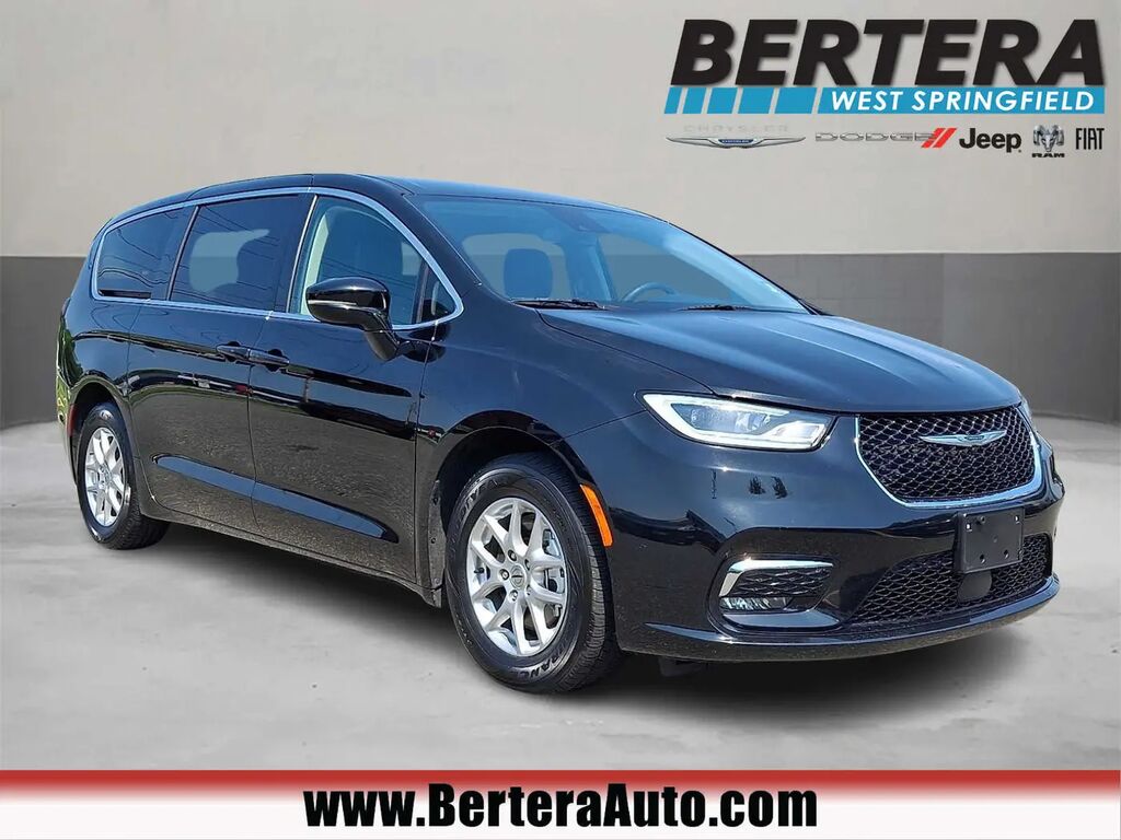 2024 Chrysler Pacifica Touring L — photo 1 of 13