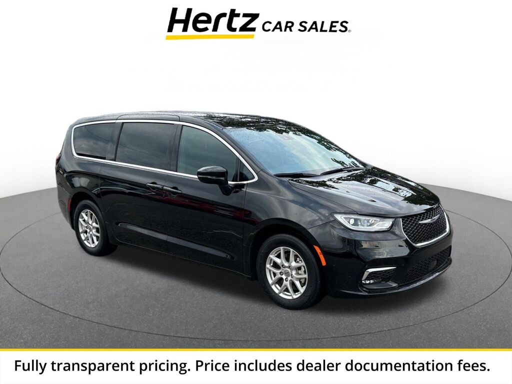 2025 Chrysler Pacifica Select — photo 1 of 13
