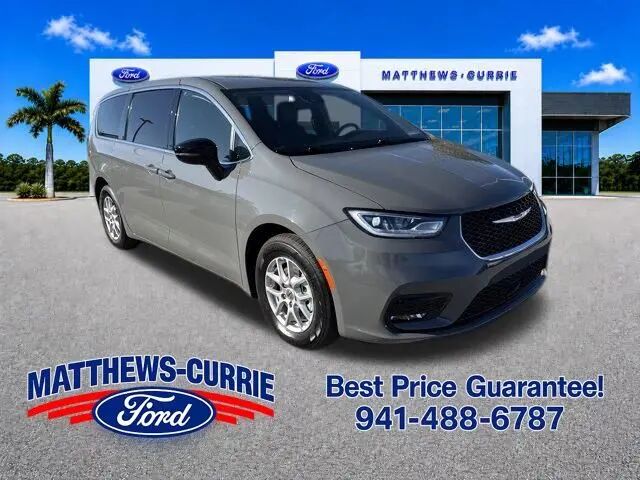 2025 Chrysler Pacifica Select — photo 1 of 12