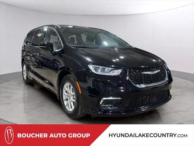 2025 Chrysler Pacifica Select — photo 1 of 13