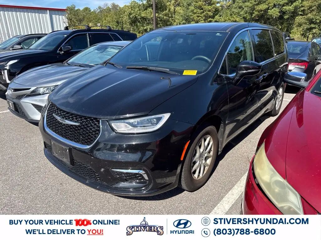 2025 Chrysler Pacifica Select — photo 1 of 6