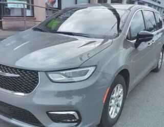 2025 Chrysler Pacifica Select — photo 1 of 39