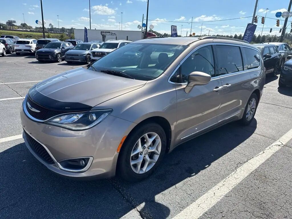 2017 Chrysler Pacifica Touring-L — photo 1 of 7