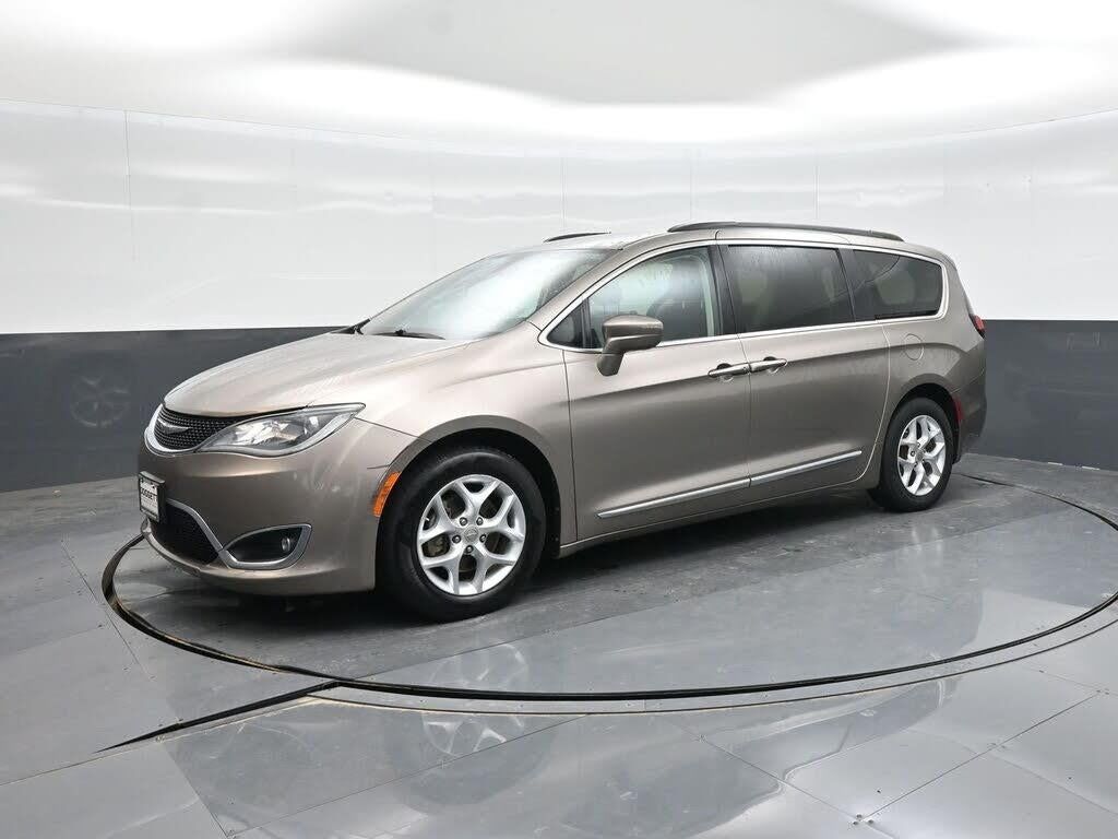 2017 Chrysler Pacifica Touring-L — photo 1 of 1