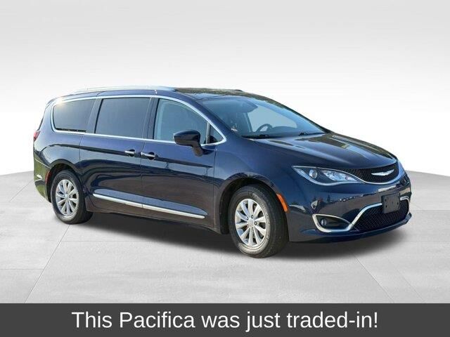 2018 Chrysler Pacifica Touring L — photo 1 of 2