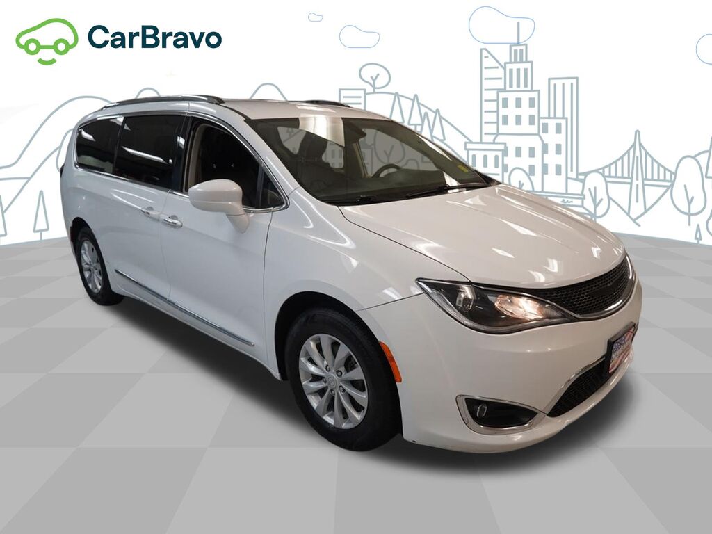 2018 Chrysler Pacifica Touring L — photo 1 of 7