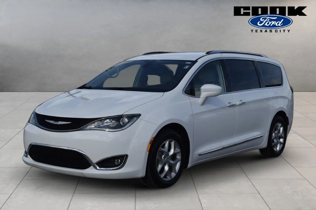 2019 Chrysler Pacifica Touring L — photo 1 of 13