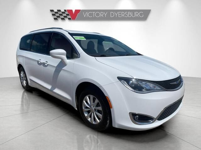 2019 Chrysler Pacifica Touring L — photo 1 of 26