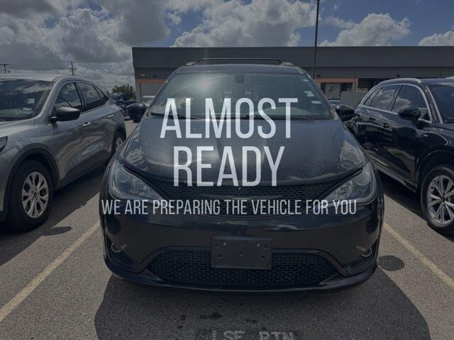 2019 Chrysler Pacifica Touring L — photo 1 of 5