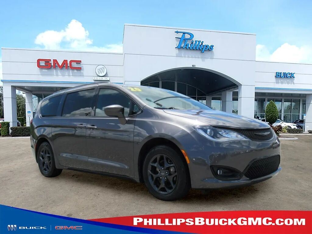 2020 Chrysler Pacifica Touring L — photo 1 of 26