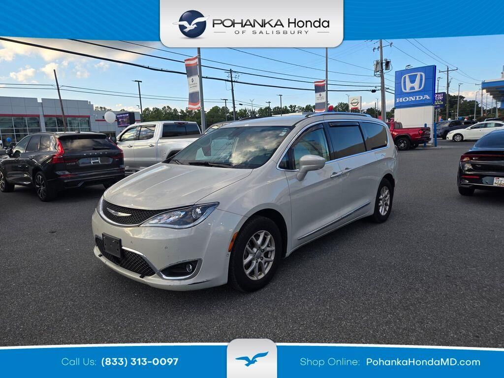 2020 Chrysler Pacifica Touring L — photo 1 of 13