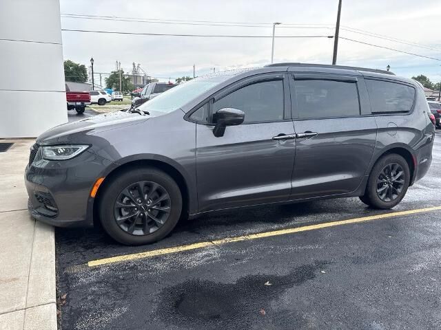 2021 Chrysler Pacifica Touring L — photo 1 of 3