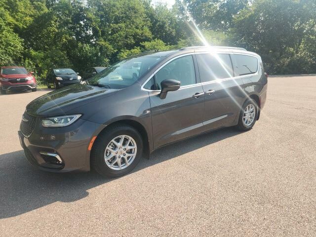 2022 Chrysler Pacifica Touring L — photo 1 of 39