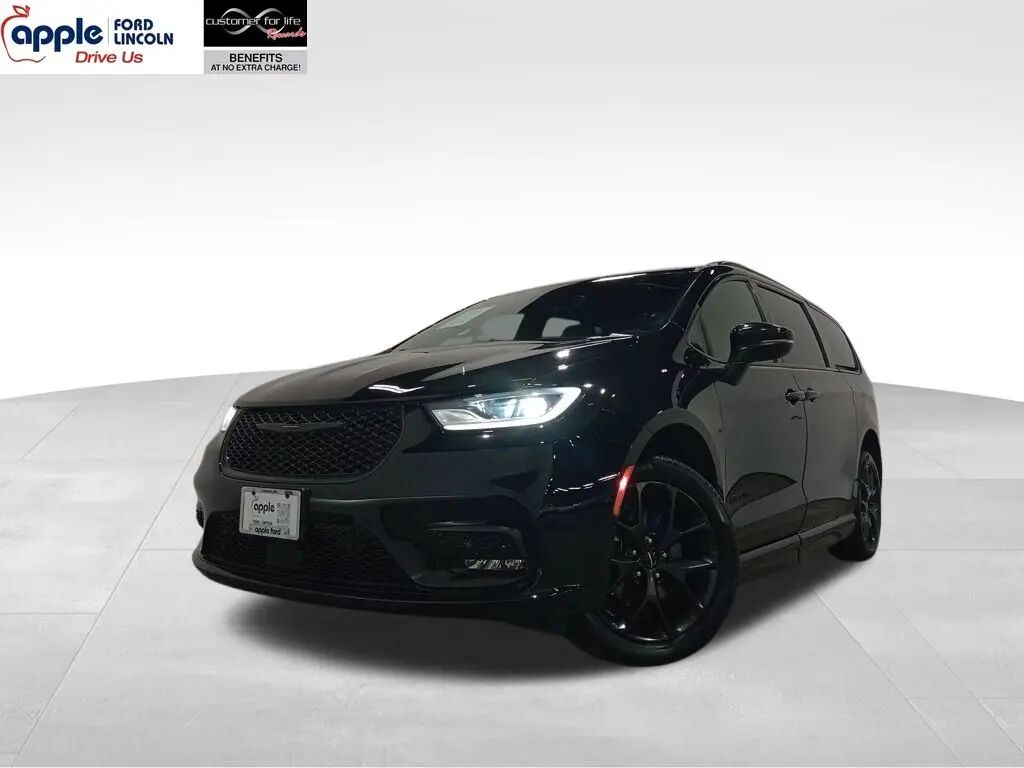 2023 Chrysler Pacifica Touring L — photo 1 of 13